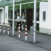 Anti parkeerpalen vierkant vast 70x70mm 17 Vaste parkeerpalen 7-0x70mm wit -rood in openbare ruimte